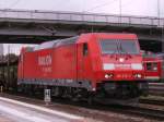 BR 185 276-3 mit leeren Autozugwagen frht am 25.07.2008  durch den Bahnhof Regensburg.