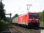 185 258-1 erreicht am 30. Juli 2008 mit einen gemischten Gterzug aus Richtung Wrzburg kommend die Stadt Frth / Bayern.

