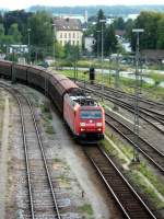 Die 185 090-8 mit Seitenwerbung fhrt mit einem Gterzug durch Konstanz.