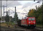 185 215-1 zog am Abend des 4.10.2008 den Zementklinkerzug von Harburg (Schwab) in Richtung Stuttgart durch den Bahnhof Goldshfe.