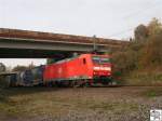 Lok 185 116-1 zieht einen Zug, beladen mit LKW-Wechselbrcken kurz hinter Fulda in Richtung Norden. Die Aufnahme entstand am 19. Oktober 2008 bei Gtzenhof.