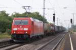 BR 185 285 braust mit einem Gterzug durch den Bf Mllheim ( Baden )