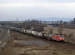 185 118-7 fhrt nachmittags mit ihrem Containerzug in Neuluheim Richtung Karlsruhe. 02.02.2009