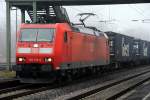 185 133-6 zieht einen langen Containerzug mit 40 fts- Geests  durch den Bahnhof von Ludwigshafen-Oggersheim.