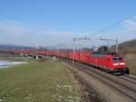 Br 185 114-6 mit einem roten Containerzug am 8.2.05 auf dem Streckenabschnitt Oberrti - Rotkreuz