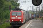 185 143-5 mit einem KLV am 7.5.2009 bei der Durchfahrt von Gttingen, Gleis 4