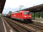 185 208-6 mit einem Kesselwagenganzzug durchfhrt den Bahnhof Magdeburg-Buckau nicht auf den Gterzuggleisen, sondern auf Gleis 2. Fotografiert am 20.06.2009