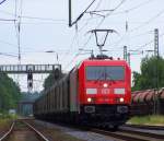 185 369-6 zieht einen Gterzug aus Aachen-West kommend in Richtung Viersen. Hier bei der durchfahrt von Geilenkirchen.