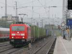 185 303-5 donnert mit ihrem Containerzug durch Regensburg Hbf, 18.07.2009