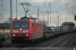 185 051 mit Gterzug Richtung Nrnberg Rbf am Abend des 18.07.2009 bei der Durchfahrt durch Plattling.