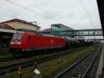 185 045-2 mit Gterzug richtung Nrnberg bei der Durchfahrt in Regensburg Hbf, 18.07.2009