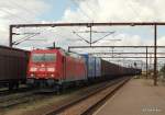 185 330-8 fhrt am 13.08.09 abgebgelt mit einem Containerzug in den Bahnhof von Padborg um den Tf zu wechseln.
