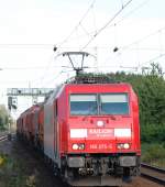 185 275-5 ist mit ihrem Gterzug am 6.8.09 bei Dedensen/Gmmer nach Westen unterwegs.