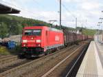 185 202 fährt am 26.08.09 mit einem Güterzug von Kreuztal Gbf nach Hagen-Vorhalle durch Kreuztal.