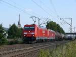 185 292-0 und 185 xxx-x mit schweren Kesselwagenzug bei Thngersheim, 18.08.2009