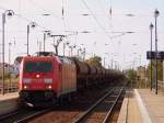 185 297-9 fhrt auf Gleis 2 des Lbbenauer Bahnhofes mit einem Gterzug auf das Halt stehende Signal zu.