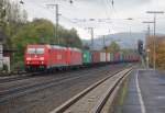 185 212 + 185 052 mit einem Containerzug am 18.10.2009 durch Kreiensen