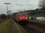 185 351-4 mit einem sehr leeren KLV-Zug bei der Durchfahrt von Vallendar/Rhein.24.12.09