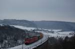 Wegen der Sperrung der linken Rheinstrecke wurden einige Zge weitrumig und deshalb ber Altenbeken umgeleitet. BR 185 286 und ihre abgebgelte Schwester BR 185 383 berquerten am 5.1.2010 mit einem sehr langen Containerzug den Bekeviadukt in Altenbeken.