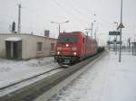 Hier 185 220-1 mit einem Gterzug in Richtung Berlin, bei der Durchfahrt am 14.1.2010 durch Angermnde.