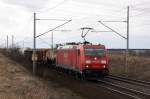 185 252-4 fhrt mit einem gemischten Gterzug in Richtung Magdeburg, der Zug kam aus Richtung Braunschweig. Fotografiert am 14.03.2010 in Magdeburg Diesdorf. 