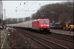 185 379 (9180 6185 379-5 D-DB) hat einen Containerzug mit Hackschnitzel am Haken.