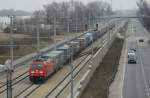 185 379 der DB zieht einen Containerzug kommend vom Hafen Freudenau gleich bei der Haltestelle Praterkai vorbei. Praterkai am 20.3.2010