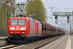 In Ludwigslust kommen zwei 185er Loks mit einem Gterzug von Hamburg eingefahren. 20.04.2010