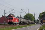 185 220-1 mit einem Kesselwagenzug Richtung Aachen-West als Umleiter an Km 29.2 zwischen Lindern und Geilenkirchen bei Sggerath, 22.5.10