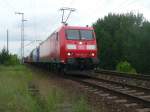 185 063-5 mit einem Gterzug in der Berliner Wuhlheide, 12.6.2010