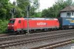 185 181-5, mit einen Ganzzug der Spedition  LKW Walter , mute am 13. Juni 2010 einen ICE-T den Vorrang lassen und daher im Bahnhof Kronach eine kleine Pause einlegen. Kurz nachdem das Signal auf Grn geschaltet wurde, setzte sich der Zug wieder in Bewegung.