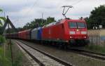 185 063-5 mit einer angemieteten Lok kommt hier mit einem Kohlezug durch die Berliner Wuhlheide gebraust. 12.06.2010