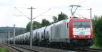 185 650-9 der Veolia Cargo (gemietet von ITL) mit Gterzug fhrt in Richtung Dresden durch Heidenau. 21.06.2010