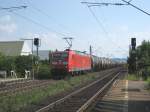 Die 185 017-1 durchfuhr am 25.6.10 mit KEsselwagenzug den Bahnhof Himmelstadt in Richtung Gemnden.