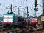 Hochbetrieb am 09.07.2010 in Aachen West, Cobra 186 219 zieht einen Autozug nach Belgien, kurze Zeit spter fhrt 185 166-6 mit einem Kesselzug in Richtung Kln.