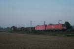 185 297-9 legt sich mit FE 44698 Zrich-Limmattal - Kornwestheim Rbf samt Wagenlok 185 086-6 bei Mhlhausen und schon fast herbstlichen Verhltnissen in die Kurve.