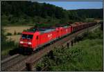 185 296-1 und 185 298-7 mit einem Holzzug bei Urspring, 22.08.10