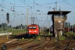 185 265-6 steht am 21.8.2010 neben dem Stellwerk Agf in Angermnde.
