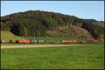 185 008 hat nur wenige Gterwaggons am Haken und ist am Abend des 09.10.2010 in Richtung Hagen unterwegs.