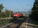 185 165-8 mit Containerzug am 13.10.10, Richtung Wrzburg, durch Himmelstadt.