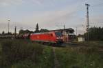 185 007, fhrt am 12.10.2010, mit Schttgutwagen durch Lehrte nach Sehende.