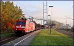 Im ersten Morgenlicht - 185 142-7 -Schweiz- vor 53201 aus Mukran, durchfhrt den Bhf Stralsund Rgendamm.  am 13.10.10