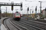 185 592-3 von Crossrail mit einem langen Containerzug auf dem Weg nach Aachen-West, hier eingangs des Hbf Aachen. Nach dem gyptenurlaub war das schon um 14.25 Uhr mein letztes Foto an diesem 11. November. Ich muss mich erst wieder an die nass-kalten Temperaturen in der Heimat gewhnen.