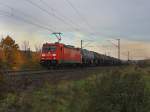 Die 185 208 am 30.10.2010 mit einem Kesselwagenzug unterwegs bei Thngersheim.