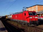 185 056-9 zieht einen Containerzug durch Passau-Hbf Richtung sterreich;101113