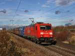 Die 185 215 am 13.11.2010 mit einem Kohlezug bei der Durchfahrt in Obertraubling.