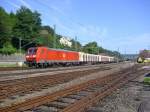 185 045-2 zieht am 21. August 2010 einen gemischten Gterzug durch Kronach.