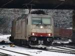 Crossrail 185 580-8 zieht 30.11.2010 von Kln kommend einen Containerzug unter der Brcke Turmstrasse nach Aachen West. Dort wird der Zug von einer Class66 bernommen um ihn nach Belgien zu schleppen.