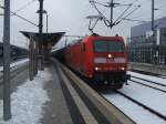 185 001-5 mit einem Gterzug durch Bielefeld.