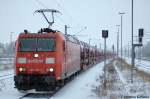 185 197-1 mit dem Toyota Autozug muss wegen ICE und IC berholung in Rathenow einen zwischen Stop einlegen. 17.12.2010